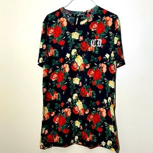 Criminal Damage Men’s T-shirt. Size Large. Measurements: 42 inch chest 30” long.